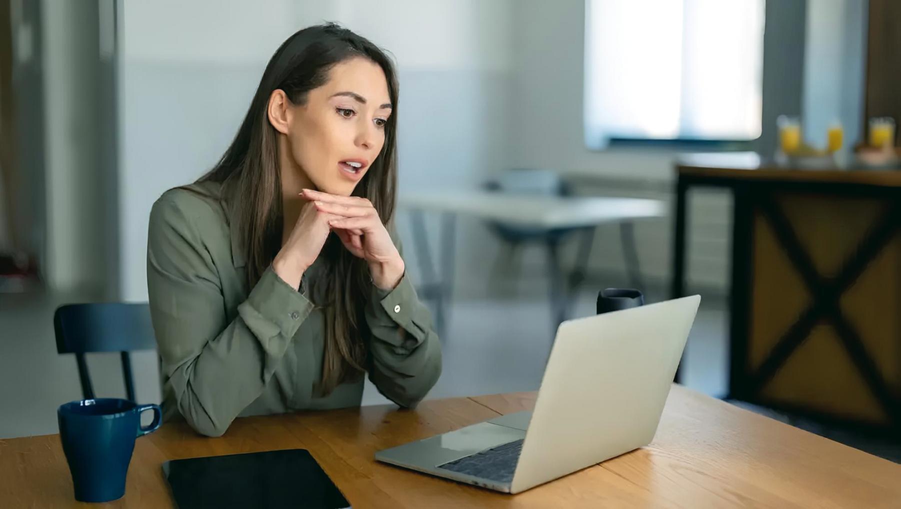 Moderner Lernraum mit strukturiertem Setup